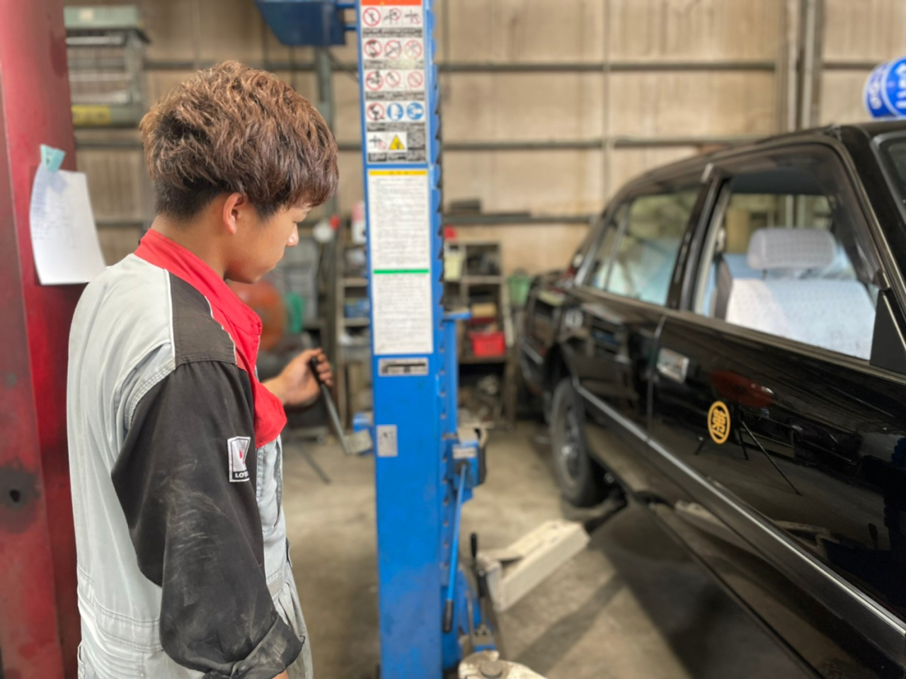合資会社蓬莱自動車工作所 整備士が車検作業を行っている画像
